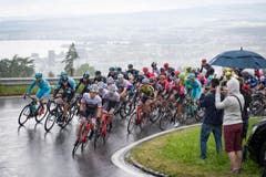 Der Spitze des Feldes im Aufstieg. (Bild: Keystone / Gian Ehrenzeller)