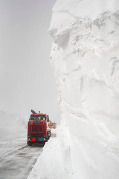 Die Maschine bahnt sich einen Weg frei in Richtung Pass. (Bild: Keystone / Benedetto Galli)
