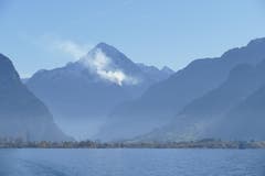 Brand am Bristenstock, aufgenommen von MS Gotthard in Flüelen um ca. 13.00 Uhr. (Bild: Leserbild / Monica Wagner)