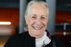 Lacht schon herzlich bevors losgeht: Angela Rosengart. (Bild: Eveline Beerkircher/Neue LZ)
