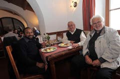 Die beiden Pfärrer Georg Baby (links) und Marzell Camenzind (Mitte) sowie Nerio Crematti beim Mittagessen im Gotthard-Hospiz, das seit Mittwoch ebenfalls wieder geöffnet hat. (Bild: Urs Hanhart / Neue UZ)