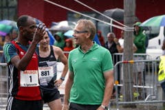 Der Aegeriseelauf mit vielen Teilnehmern im Bild Bekele Bola Neguisse mit Ok Präsident Bruno Schuler. (Bild: Werner Schelbert (Neue ZZ))