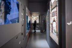 Im Schweizer Pavillon betrachten Besucher am Eröffnungstag die Subausstellung, Spiritio Basilea im Pavillon rossocrociato. (Bild: SAMUEL GOLAY)