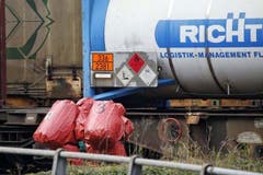 November 2014: Beim betroffenen Güterwaggon führen die Experten Messungen durch. (Bild: Geri Holdener / Bote.ch)