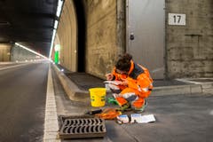 Diese Arbeiterin nimmt eine Wassermessung vor. (Bild: Keystone / Alexandra Wey)