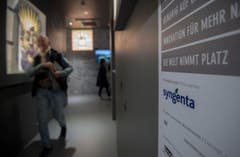 Besucher des Schweizer Pavillions schauen sich die Ausstellung «Spiritio Basilea» an. Diese wurde gesponsert von Syngenta. (Bild: SAMUEL GOLAY)