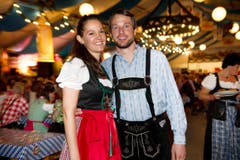 Lozärner Oktoberfest am 11. September 2004 beim Eiszentrum Luzern. Im Bild Martina Keiser und Reto Bussmann. (Bild: Corinne Glanzmann)