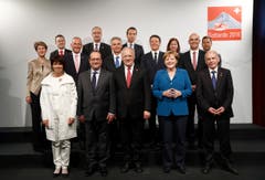 Auf dem Bild zu sehen sind (in der vorderen Reihe von links): Bundesrätin Doris Leuthard, Frankreichs Staatschef François Hollande, Bundespräsident Johann Schneider-Ammann, Bundeskanzlerin Angela Merkel und Bundesrat Ueli Maurer. In den hinteren beiden Reihen von links: Bundesrätin Simonetta Sommaruga, Ständeratspräsident Raphael Comte, Liechtensteins Regierungschef Adrian Hasler, Bundesrat Guy Parmelin, Bundesrat Didier Burkhalter, der österreichische Bundeskanzler Christian Kern, der italienische Premierminister Matteo Renzi, Nationalratspräsidentin Christa Markwalder und Bundeskanzler Walter Thurnherr. (Bild: Keystone / Peter Klaunzer / Pool)