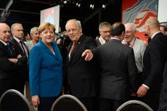 Johann Schneider- Ammann präsentiert sich mit der deutschen Kanzlerin Angela Merkel. (Bild: Nadia Schärli)