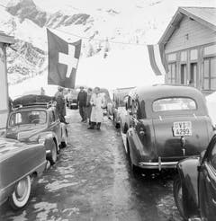 Verkehr auf der Simplonpassstrasse nach den Schneeräumungsarbeiten im April 1950. (Bild: Keystone)