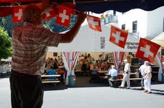 Während die Einen noch die letzte Dekoration anbringen, haben andere bereits Hochbetrieb in der Festwirtschaft. Gesehen in Engelberg. (Bild: Roger Zbinden / Neue OZ)