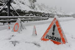 Die Passstrasse konnte erst im Lauf des Tages freigegeben werden. (Bild: Maria Schmid/Neue LZ)