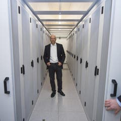 Tobias Christen, CEO von DSwiss, im Serverraum in Attinghausen. (Bild: Keystone)