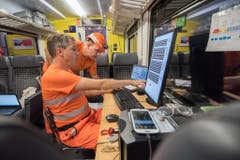 Zurzeit wird mit dem Funkmesswagen der SBB der Digitalfunk GSM-R und der Tunnelfunk getestet. (Bild: Alptransit Gotthard AG)