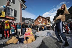 Umzug in Schattdorf. Parkplatzbewirtschaftung. (Bild: Urs Hanhart (Neue UZ))