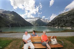 Terry Eglinton, Vreni Eglinton und Silvia Zberg (v.l.) beim Stausee Göschenen. (Bild: Eveline Beerkircher / Neue LZ)