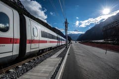 Ein Testzug in Erstfeld fährt Richtung Röhre. (Bild: PD/Maurus Huwyler)