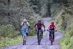 Sie sind mit dem Velo unterwegs: René Zimmermann, Reto und Linda Indergand (von links). (Bild: Keystone / Alexandra Wey)
