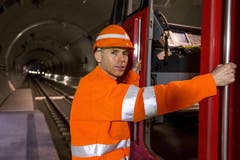 Lokführer Heinz Zech besteigt seine Maschine. Bis Ende Mai sind insgesamt 3500 Testfahrten geplant. (Bild: Keystone / Alexandra Wey)