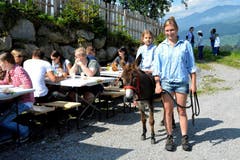 Brunch in St. Niklausen: Die Weid verdient ihren Namen als Erlebnisbauernhof für Kinder samt Eselchen und für Schlemmer. (Bild: Romano Cuonz / Neue NZ)