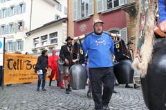Der «Tryychler»-Verein Bürglen unterstützte die Theaterleute von «Tell/Zahhak» bei ihrem Einzug in Altdorf. (Bild: Florian Arnold / Neue UZ)