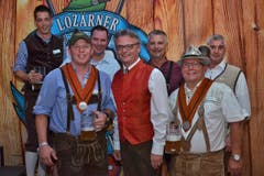 Gehörten zu den «O’Zapft»-Protagonisten: (v.l.) Jan Pfalzer (Aussendienst Eichhof), Martin Annen, Fredy Wagner, Stefan Roth, Stefan «Büsche» Bucher, Anton Schneider und Marc Johann (Verkaufsleiter Zentral Heineken AG). (Bild: Claudia Surek)