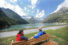 Wanderer beim Stausee Göschenen. (Bild: Eveline Beerkircher / Neue LZ)