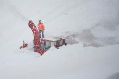 Die Schneeräumungsarbeiten auf der Urner Seite des Sustenpasses im Meiental sind in vollem Gange. (Bild: Keystone / Urs Flüeler)
