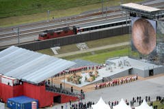 Showtime auch in Polleggio: Zeitgleich nicht nur die Reden der Bundesräte, sondern auch die Performance. (Bild: Keystone / Davide Agosta)