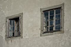 Die Fassade verwittert, viele Fenster zerbrochen, die Jalousien morsch. (Bild: Pius Amrein / Neue LZ)