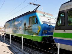 VAE - Voralpen-Express, der touristische Zug von Luzern nach St. Gallen verlässt den Bahnhof Küssnacht a.R. Eine schöne und beliebte Fahrt erwartet die Reisenden! (Bild: Niklaus Rohrer)