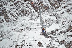 Mit der "Baustellenbahn" gelangen Arbeiter zum Gipfel. (Bild: Pius Amrein (Neue LZ))