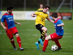 Koray Curaci (SC Cham II) gegen die Baar-Spieler Ronny Mazenauer (mitte) und Philip Domeisen (Bild: Stefan Kaiser / Neue ZZ)