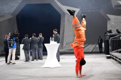 Die Einlage vor der Show: Ein Tänzer wärmt sich auf für seinen Auftritt. (Bild: Keystone / Laurent Gilliéron)