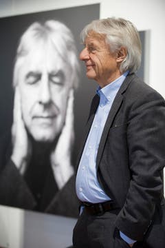 Emil Steinberger posiert vor seinem Porträt. (Bild: Keystone)