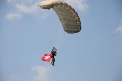 "patriotischer" Falschirmspringer zum 1. August (Bild: Norbert W. Saul)