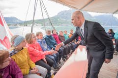 Bundesrat Alain Berset begrüsste die Schüler auf dem Dampfschiff bei der Überfahrt von Brunnen zum Rütli... (Bild: Keystone / Urs Flüeler)