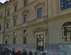 In Genf besetzten letzten Sommer alleinstehende Asylsuchende das Kulturzentrum Grütli in der Genfer Innenstadt. Dies aus Protest, weil sie das Asylzentrum Foyer des Tattes in Vernier verlassen mussten, um Platz für Familien zu machen. Sie sollten in Zivilschutzbunkern untergebracht werden. (Bild: Google Street View)