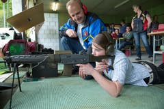 Ramona Rössli übt sich im Schiessen und wird von Schützenmeister Josef Felder instruiert. (Bild: Dominik Wunderli (Neue LZ))