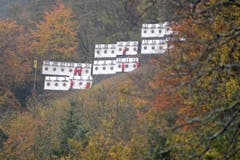 Die Zielscheiben werden kontrolliert und ausgewechselt. (Bild: Keystone)