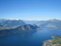 Traumwelt Zentralschweiz am 1. August: Hinter dem Stanserhorn sind Mönch, Eiger, Jungfrau erkennbar. (Bild: Karin Buholzer)