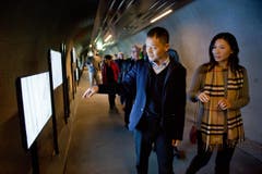 Der chinesische Investor Yunfeng Gao bei der Besichtigung des Erlebnistunnels, der die Hotels Frutt Lodge & Spa, Family Lodge und Gemsy verbindet. (Bild: Dominik Wunderli / Neue LZ)