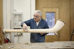 Das fast fertige Alphorn muss nochmals geschliffen werden. (Bild: Manuela Jans/Neue LZ)