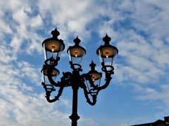 Auch ganz vielen Touristen fiel diese, bereits um 15.50 Uhr, brennende Lampe in Luzern auf. (Bild: Margrith Imhof-Röthlin)