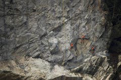 Am 21. Juni montieren Felstechniker über dem gesprengten Felsen Steinschlagnetze. (Bild: Keystone)