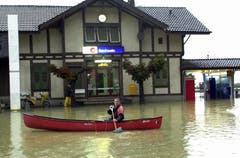 Jahrhundert-Hochwasser 2005: Der Bahnhof Sachseln steht unter Wasser. (Bild: Neue OZ / Josef Reinhard)
