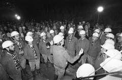 Singende Mineure am 30. April 1981 anlässlich des Durchstichs des Furkatunnels. (Bild: Keystone / Str)