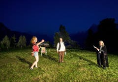 Fabienne Hadorn als Tochter von Tell, links, Andrea Zogg als Tell, Mitte, und Albrecht Hirche als Richard Wagner, rechts, bei Proben für das Freilichtspiel "Tell trifft Wagner". (Bild: Keystone)