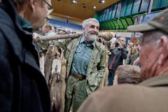 Auf dem Bild zu sehen ist Kurt Lüscher mit seinen Fellen unterwegs am Markt. (Bild: Pius Amrein (Neue LZ))