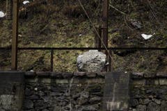 Solche Brocken rollten ins Tal. Nun liegt er auf dem Gleis. (Bild: Keystone)